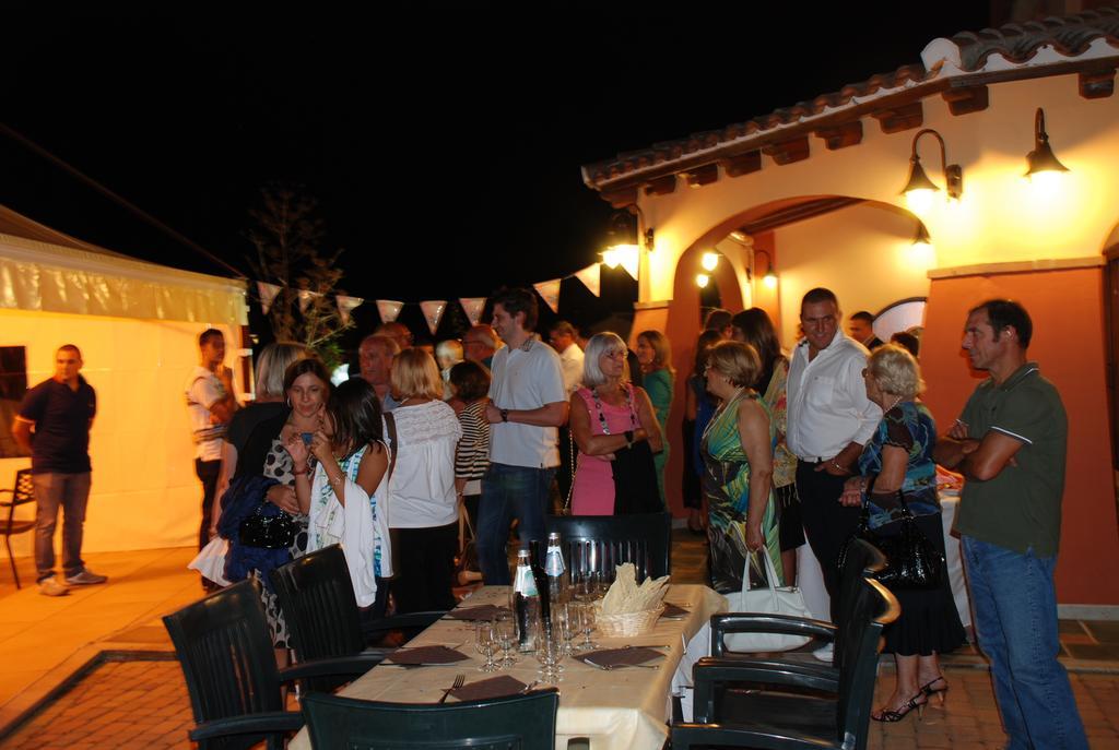Aparthotel Li Troni Budoni Exterior foto